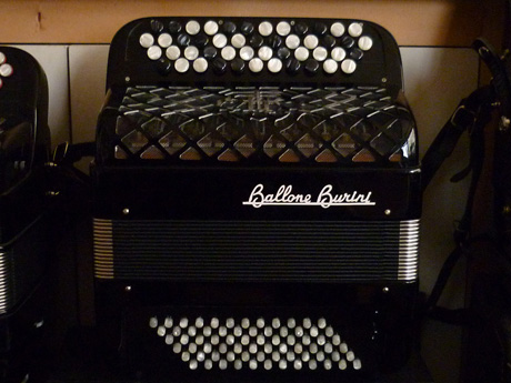 Accordeon Ballone Burini Genie basses convertisseur La fabrication des accordéons Ballone Burini fait référence par la qualité de finition, de tous les modèles. Le Genie est destiné à l'étude de premier cycle . Ses dimensions appropriées à l'enfant dès cinq ou six ans offrent la possibilité de travailler les basses standard ou basses chromatiques. Une voix main droite Trente sept notes de Sol3 à Sol6 Soixante douze basses standard Convertisseur sur quatre rangs. Trente quatre notes de Mi2 à Do#5 Accordé au diapason 442Hz