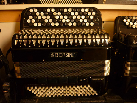 Accordeon Borsini ConAccordeon Borsini Concertino 2 basses chromatiques La qualité des accordéons Borsini est éprouvée de longue date. Borsini nous procure des accordéons d’exception depuis 1922. L’homogénéité de cette production est synonyme de grande qualité. Le modèle présenté aujourd’hui est idéal pour l’adolescent ou l’adulte étudiant de second cycle. Particulièrement dynamique, cet accordéon d’étude est remarquable quant à ses possibilités sonores. Les claviers à la courses réduite facilitent la fluidité des traits. Le touché offre précision, et justesse. Les cinq rangées de boutons permettent d’aborder tous les répertoires, de façon aisée. Ainsi que des immenses possibilités de modulations et transpositions. Ses dimensions facilitent la préhension, qui en font un compagnon idéal dans sa condition nomade. Doté d’un montage remarquable, cet accordéon chante dans tous les registres. Les jeux d’anches de type A Mano sont montés sur cire offrent une précision inattendue dans cette catégorie d’instruments. La palette de nuances est très étendue, permettant des forte impressionnants, ainsi que des pianissimi subtils. Main droite Quarante six notes Basson Mi2 à DO#6 Flute Mi3 à DO#7. Trois registres en mentonnières. Basson flute plein jeux. Main gauche Cent deux basses standard, disposées autour de quatre voix, offrent trois registrations. Basson, flute , plain jeux. Basses chromatique avec convertisseur d’une étendue de quarante notes disposées sur quatre rangs d’un clavier particulièrement onctueux. Basson LA1 à DO5 et flute LA2 à DO6 Tous les accordéons vendus par Accord Deléon sont pourvus d’un jeu de bretelles housse ou étui neufs.