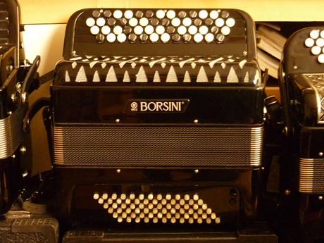 Accordeon Ballone Burini Genie basses convertisseur La fabrication des accordéons Ballone Burini fait référence par la qualité de finition, de tous les modèles. Le Genie est destiné à l'étude de premier cycle . Ses dimensions appropriées à l'enfant dès cinq ou six ans offrent la possibilité de travailler les basses standard ou basses chromatiques. Une voix main droite Trente sept notes de Sol3 à Sol6 Soixante douze basses standard Convertisseur sur quatre rangs. Trente quatre notes de Mi2 à Do#5 Accordé au diapason 442Hz