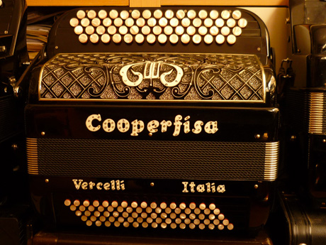 Accordeon Cooperfisa deux voix quatre vingt basses standard La marque Coperfisa est née de le réunion des ouvriers issus de chez Coope Armoniche. Dont la réputation est encrée depuis plus de soixante ans. Gardiens de la tradition ouvrière artisanale dans le sens noble du terme. Ce modèle compact séduira pour sa dynamique, et son timbre fluté. Anches export montées sur cire, peaux animales Deux voix flute, registration au pouce derrière le clavier. Quarante six notes de Do#3 à La#6. Quatre vingt basses standard. Tous les accordéons vendus par Accord Deléon sont pourvus d'un jeu de bretelles housse ou étui neufs.