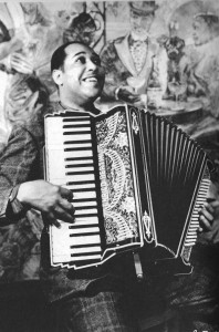 Duke Ellington playing accordion [I’ve added polish to this since I posted it a few hours ago.] Our friend Alan from the Vancouver Squeezebox Circle  sent me this: From the book ‘Stomping the Blues’ by Albert Murray I want to know more of the story of this picture – the date?  That’s a 1930’s style accordion I’d say. Cornell Smelser played accordion and recorded with Ellington in 1930, I wonder if that could possibly be his? (Like Lennon picked up the session guy’s when they were recording, “All You Need is Love.”) That would be a treat; Cornell died soon after of TB and [Correction, I just heard from Cornell’s family that he lived a long life after his jazz career. I look forward to more such happy errors!] not many jazz accordionists stepped in to take his place. My fave Cornell track:  “Double Check Stomp” from 1930.  One copy I have lists it as by, “The Jungle Band,” that’s Ellington’s orchestra. Texte issu de:https://accordionuprising