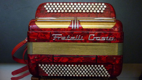 Accordeon Fratelli Crosio quatre voix musette Ce modèle se distingue par son timbre rond, particulièrement puissant et toujours chaleureux, pour le plus grand bonheur des passionnés du vrai son musette typique de la grande époque. Le basson actionné par un peigne, au dessous du clavier offre un effet simulant la boite de résonance. Il en ressort un velouté caractéristique. Sa caisse largement dimensionnée participe de façon remarquable à la propagation du son. Cinquante deux notes cinq registres au pouce Trois voix flutes Do#3 à Mi7. Basson Do#2 à Mi6. Cent vingt basses sur quatre voix. Note grave Mi1. Deux registres. Accordé à neuf au diapason 442Hz.