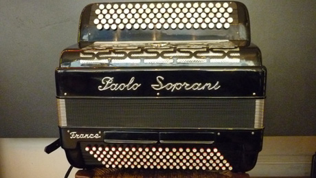 Accordeon Paolo Soprani quatre voix musette Paolo Soprani est sans conteste le fer de lance de toutes les évolutions marquantes concernant l'accordéon moderne. Voici un modèle du genre. Aux dimensions généreuses, gage d'un son puissant sans se déchirer l'épaule. Celui ci tient remarquablement au corps, et ne demande aucun effort pour chanter. Pas besoin d'amplification. On peut aussi caresser les pianissimi, car ses anches répondent à la moindre sollicitation, ce qui augure un instrument exceptionnellement dynamique. Résultat ? Le gros son musette comme on n'en fait plus, pour les vrais aficionados du musette. Du vrai! Cinquante cinq notes au clavier chant,sur cinq rangs. Trois voix flutes Do#3 à Mi7 basson Do#2 à Sol6. Sept registres au pouce. Sélection deux et ou trois voix musette. Cent vingt basses sur quatre voix. Deux registres. Note grave Mi1. Accordé à neuf au diapason 442Hz. Tous les accordéons vendus par Accord Deléon sont pourvus d'un jeu de bretelles housse ou étui neufs.