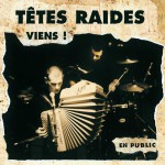 Têtes Raides Viens Le groupe a été créé en 1984 en banlieue parisienne, sous le nom de Red Ted. Il prend le nom de Têtes Raides en 1987, même si les tout premiers disques du groupe affichent les deux noms. À l'origine, le groupe est plutôt électrique, influencé par la scène punk. L'arrivée d'Anne-Gaëlle Bisquay, violoncelliste de formation classique, sur le troisième album (Les oiseaux) marque un tournant dans l'univers musical du groupe. Une voix grave accompagne une musique faussement simplette avec des textes parfois brutaux et un humour noir omniprésent. Sur scène, ils combinent émotion, poésie, lumière, humour, intensité, une couleur musicale spéciale dans une ambiance chaleureuse de cabaret (entre le rock alternatif, la chanson réaliste et le bal musette). Reconnu par la presse spécialisée, ce groupe sillonne la France et donne plus de 200 concerts par an dans des salles bien remplies. Depuis longtemps engagés politiquement, les Têtes Raides lancent, au lendemain du 21 avril 2002, avec divers mouvements politiques, syndicaux, sociaux et artistiques : Avis de KO social. D'abord en réaction à la présence du Front National au second tour des élections présidentielles, l'objectif est de « [se battre] pour nos vies, et pour tout ce qui peut les rendre belles et joyeuses : la liberté d'aller et de nous installer où nous voulons ; le droit à un revenu décent, qu'il soit ou non lié à un emploi ; un logement où vivre ; l'accès à un système de santé de qualité pour tous et toutes ; l'égalité effective entre les hommes et les femmes ; un usage intelligent de toutes les ressources de notre planète ; la visibilité et les droits de tous ceux et celles que, parmi nous, on appelle « minorités » ; la libre circulation du savoir, des progrès techniques ou scientifiques ; l'art ; des systèmes sociaux, politiques, éducatifs et économiques, au service des besoins et des désirs de tous et toutes ; etc. . » Moment clef de chaque concert lorsque la scène n'est éclairée que par une lampe à incandescence qui se balance (chanson « Ginette ») En 2007, à la fin de la tournée Fragile, Jean-Luc Millot quitte les Têtes Raides et reforme son ancien groupe, Les parasites. Il est remplacé à la batterie par Caroline Geryl pour l'album Banco (sorti fin 2007) et la tournée qui suit. En janvier 2011 sort l'album L'an demain contenant le single Emma un duo avec Jeanne Moreau. Dans la foulée, l'EP Les Artistes est proposé sur le site Internet du groupe. Sorti le 19 février 2014, l'album Les Terriens marque un tournant tant musical (retour à un son plus mélodique, avec omniprésence des guitares, après l'excursion assumée vers la poésie pure et le parler-chanter de Corps de mots sorti en 2013) qu'au niveau de la composition du groupe puisque des membres historiques (Grégoire Simon, Anne-Gaëlle Bisquay, Pierre Gauthé) sont absents.