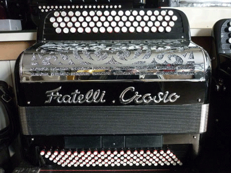 Accordeon Fratelli Crosio Star six boite de resonance Un excellent standard de la marque. Proche de l'état neuf. Instrument compact et sonnant. Deux flutes, basson en boite de résonance. Tessiture cinquante deux notes Do# à Mi soixante huit boutons. Main gauche cent vingt basses trois registres quatre voix organisation 3/3 accordé au diapason 442Hz brio américain