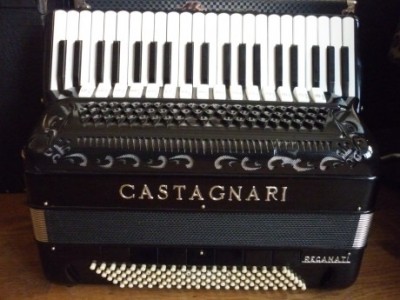 Accordéon Castagnari piano quatre voix fond plat Castagnari à fabriqué d' excellents accordéons chromatiques avant de se spécialiser dans la fabrication des diatonique, avec la qualité que l'on connait. Cet accordéon piano quarante et une notes fond plat, est animé par des anches type main. montées sur de très beaux sommiers. Il possède quatre voix. Trois voix flutes et un basson. Surprenant de légèreté, très bien équilibré, il tient au corps. Ce qui facilite la position de jeux. La prise en main est immédiate, les claviers sont rapides légers et silencieux. Quinze registres. Les possibilités de registrations sont aussi vastes qu' originales. Il est possible de sélectionner les différentes voix musette hautes et basses, puis de les mélanger avec le basson, Ca vrille et ça braille, Une Harley, un orgue Hammond… un Castagnari. Le son est énorme. Rageur, mais aussi caressant sur les voix flutes et basson. Les registres évoquant le bandonéon sont étonnants. A main gauche Cinq voix et cent vingt basses. Mécanique deux quatre, avec les accords diminués. Sept registres très diversifiés. La basse est profonde, ample, presque une contre basse. Tous les accordéons vendus par Accord Deléon sont pourvus d'un jeu de bretelles housse ou étui neufs.