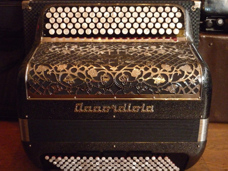 Accordéon Accordiola 012 double boite de résonance Voici une très belle référence issue de la marque Accordiola. L’équivalent du vedette dix de chez Cavagnolo, son « concurrent » direct. Ce modèle est muni d’une caisse en bois, particulièrement chantante, dont le contenu harmonique est surprenant, à tous niveaux. Les jeux d’anches a mano sont estampillés Salpa: Le meilleur du meilleur. La qualité des mécaniques est sans égal dans cette catégorie d’accordéons, aux claviers précis, souples et silencieux. Muni de cinq rangs de boutons, la transposition vers toutes les tonalités est largement facilitée. Le jeu en accords considérablement amélioré. Dix registres à main droite, offrent une superbe palette sonore. Tessiture de cinquante cinq notes de DO à Sol. A main gauche, quatre voix avec Mi en note grave. Trois registres bien différenciés. A noter l’apparence particulièrement propre, de cet accordéon, comme neuf. Tous les accordéons vendus par Accord Deléon sont pourvus d’un jeu de bretelles housse ou étui neufs.