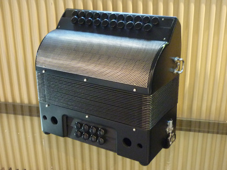AXIOME accordéon diatonique par Accord Deléon est compact sobre atypique, dont le timbre original est du à l’architecture de ses caisses.