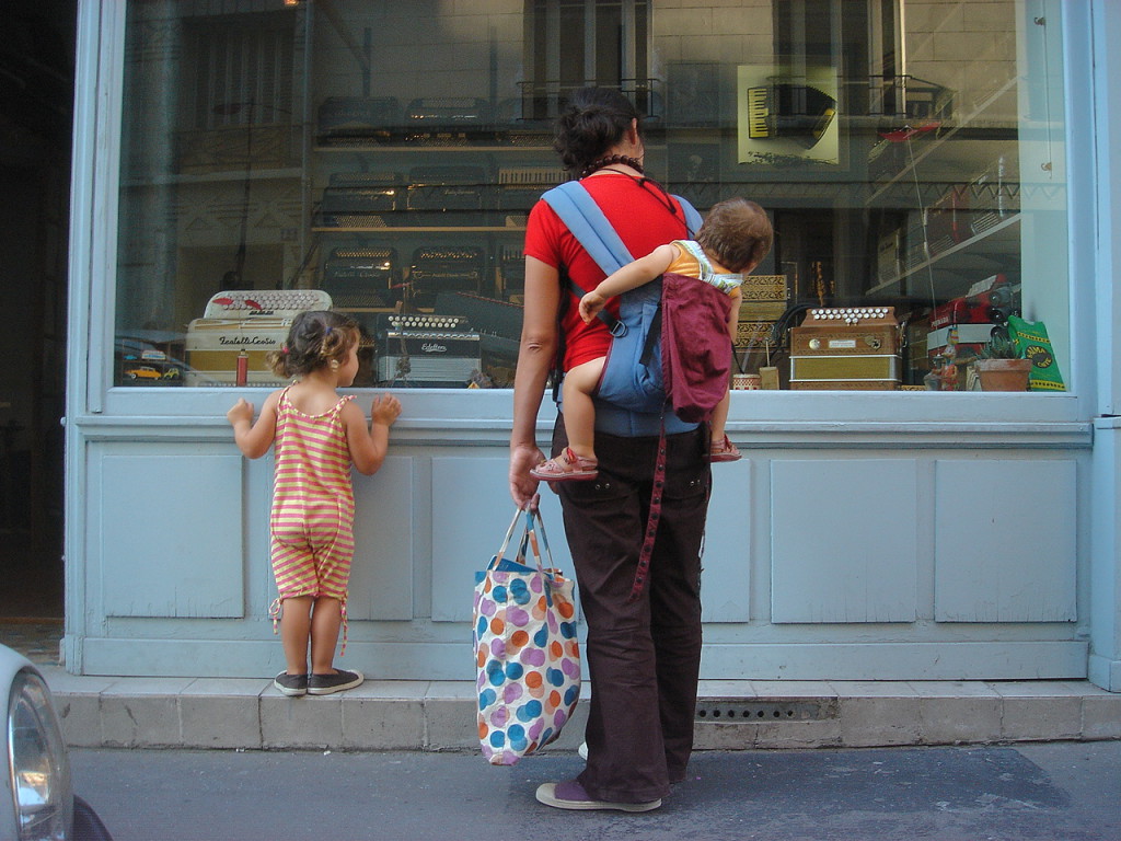 Tout le monde s’arrête devant l’atelier Accord Deléon La rue de la Voûte si petite soit elle est une représentation unique du Paris village.