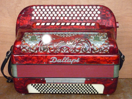 Accordeon Dallape Organtone quatre voix boite de resonance Accordeon Dallape Organtone quatre voix boite de resonance Cet accordéon trop rare sur le marché possède de telles qualités d’excellence qu’il devient ardu d’en définir le détail. Grâce à la qualité de l’ébénisterie de tout premier choix associée à des assemblages précis. Des sommiers de compétition aux entrées d’air généreusement dimensionnées, afin d’en améliorer la résonance, et ainsi l’amplification. Il en va de même concernant les anches bombées faites à la main estampillées Dallape. Ses anches bombées garantissent une tenue d’air optimum gage du soin apporté par des ouvriers minutieux. Mais encore, trouverons nous un double rivetage sur les deux voix des basses. Il convient en effet de bien mettre en avant cette rareté eu égard à la dimension supplémentaire apportée au timbre. Ce dernier profond autorise une dynamique extraordinaire, par ailleurs extrêmement sensible et dotée d’un volume ahurissant. Moyennant quoi nous procure t’il une sonorité chaude hors du commun, d’une prise en main tellement agréables. Nous voici téléportés dans les Balkans. C’est du beau ça chante fort. Côté chant Cinq rangs de boutons d’un clavier onctueux très précis nous offrent quatre vingt trois boutons, ainsi qu’une tessiture de quarante six notes. Depuis Ré# à Do#. Quatre voix disposées de la sorte: 16 basson en boite de résonance. 8 flute, 8 seconde flute. 4 Piccolo. Douze registres devant le clavier afin d’en améliorer la préhension. Mentonnière de plein jeu. Côté basses Un clavier muni de cent vingt boutons pistons, deux rangs de basses ainsi que quatre aux accords, inclus les accords diminués. Cinq voix de basses, dont trois pour les accords. Cinq registres bien différenciés. A venir écouter voir Accord Deléon vend des accordéons accordés à neuf. pourvus d’un jeu de bretelles housse ou étui neufs. Et surtout assortis d’un service après vente offrant garantie et qualité.