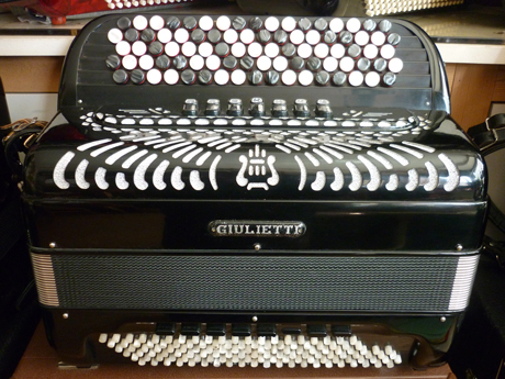 Accordeon Giulietti trois voix basses convertisseurFidèle à sa ligne de conduite, Accord Deléon vous propose aujourd’hui ce remarquable instrument de caractère au timbre dynamique et tellement clair que c’en est un bonheur.