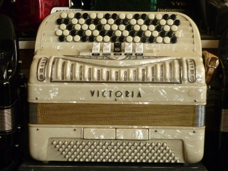 Accordeon Victoria trois voix La marque produit depuis un siècle une gamme impressionnante d’accordéons de très haute facture